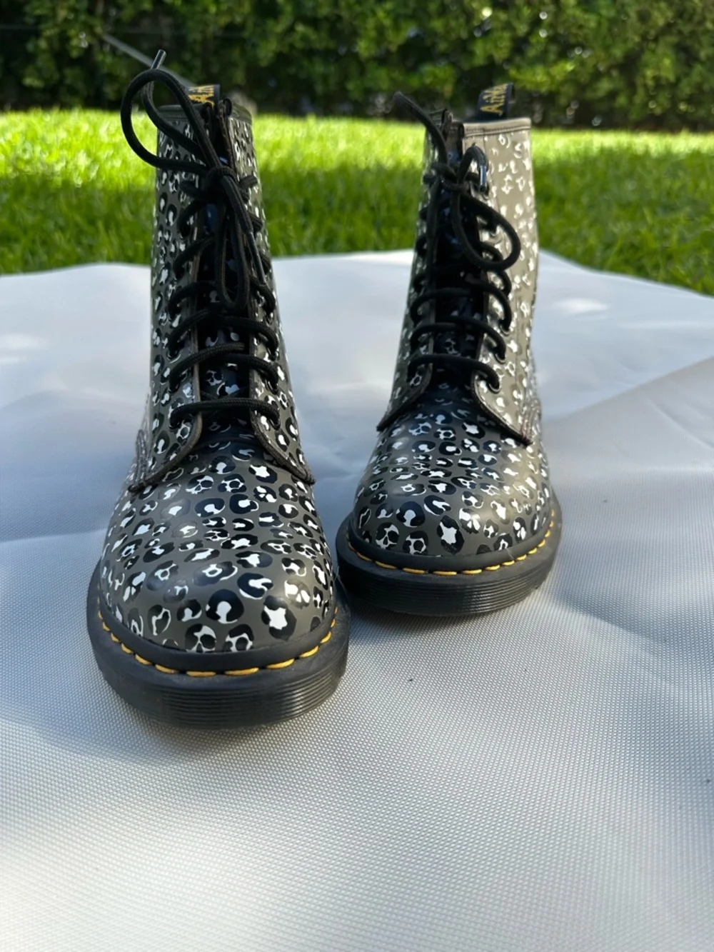 Dr. Martens Black & White Gunmetal 1460 loud leopard leather lace up boot women - Picture 2 of 14